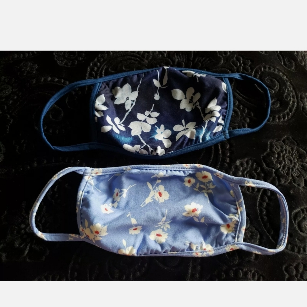 Lot of 2 masks